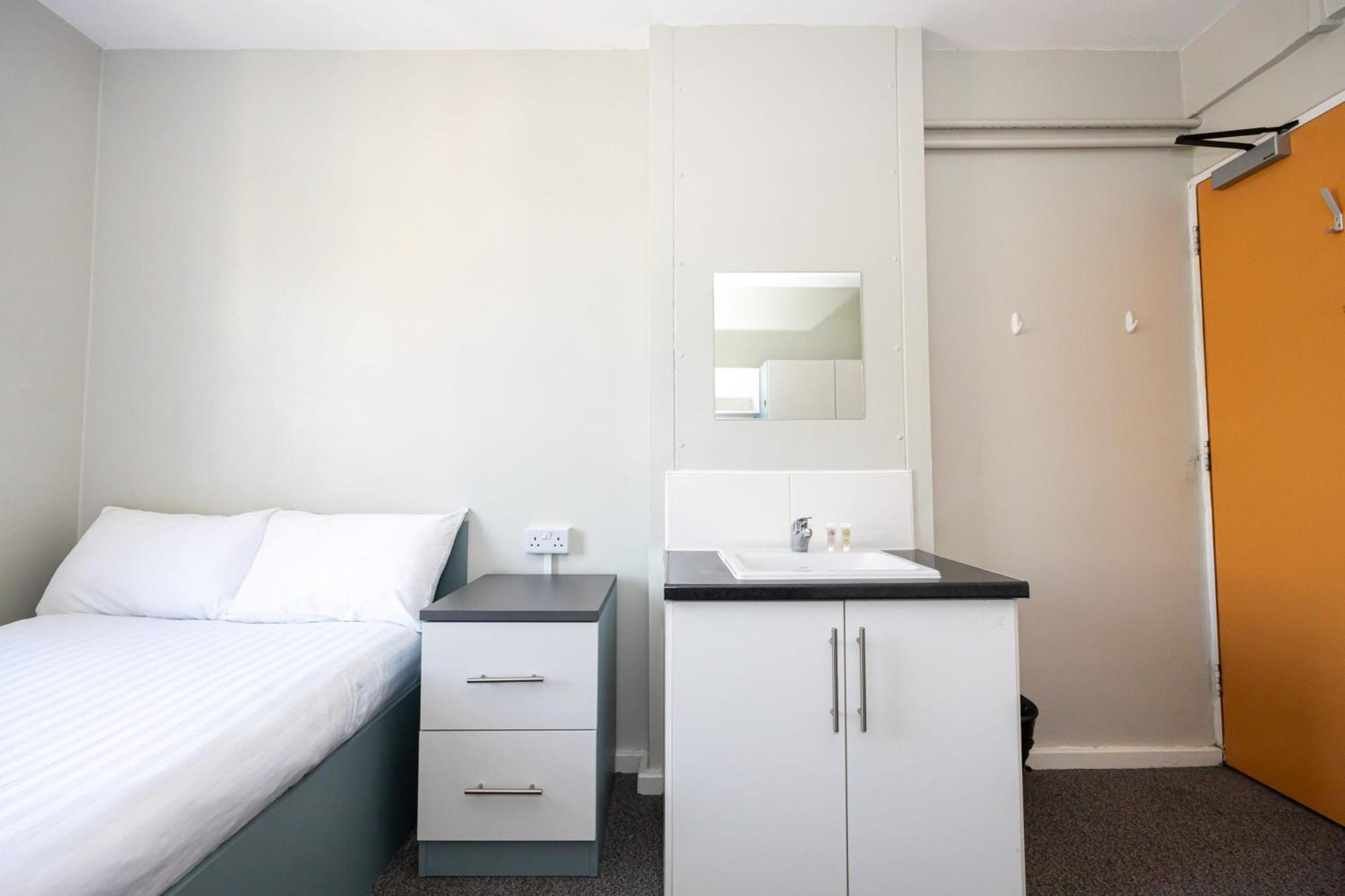 Spacious Room With Shared Facilities لندن المظهر الخارجي الصورة